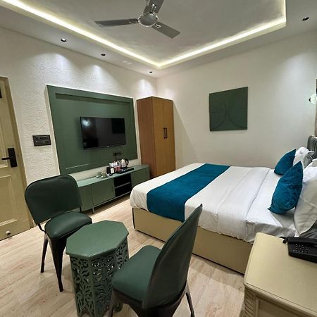 Divine Hotel Karnāl Buitenkant foto