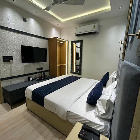 Divine Hotel Karnāl Buitenkant foto
