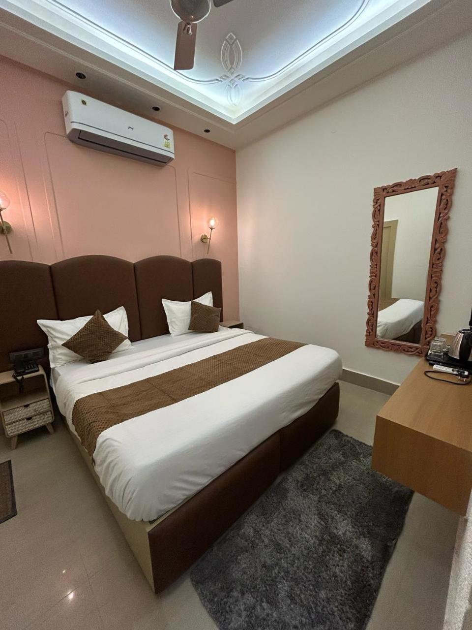 Divine Hotel Karnāl Buitenkant foto