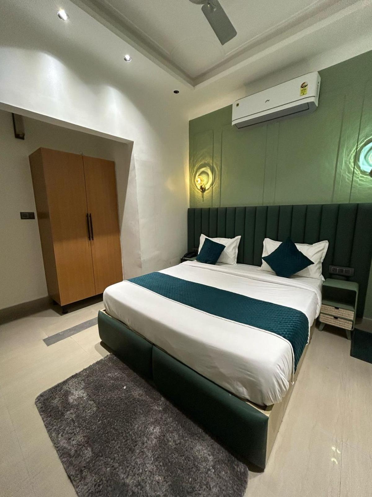 Divine Hotel Karnāl Buitenkant foto