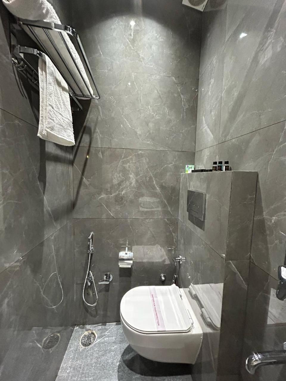 Divine Hotel Karnāl Buitenkant foto