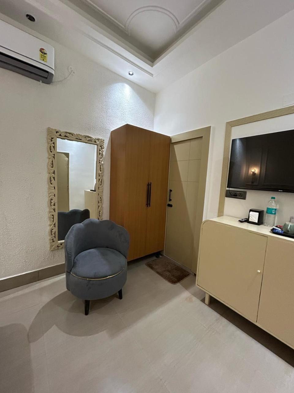 Divine Hotel Karnāl Buitenkant foto