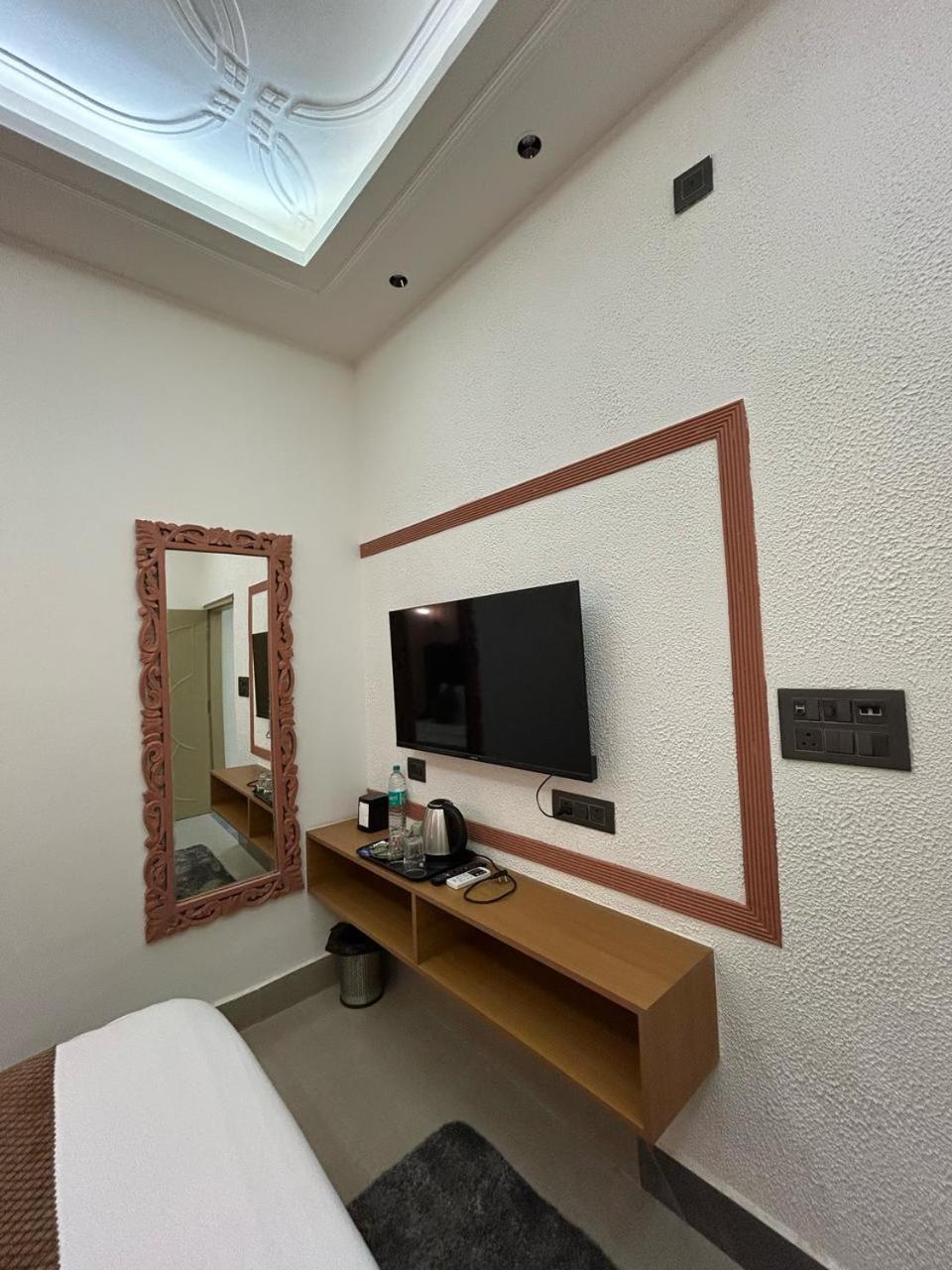 Divine Hotel Karnāl Buitenkant foto