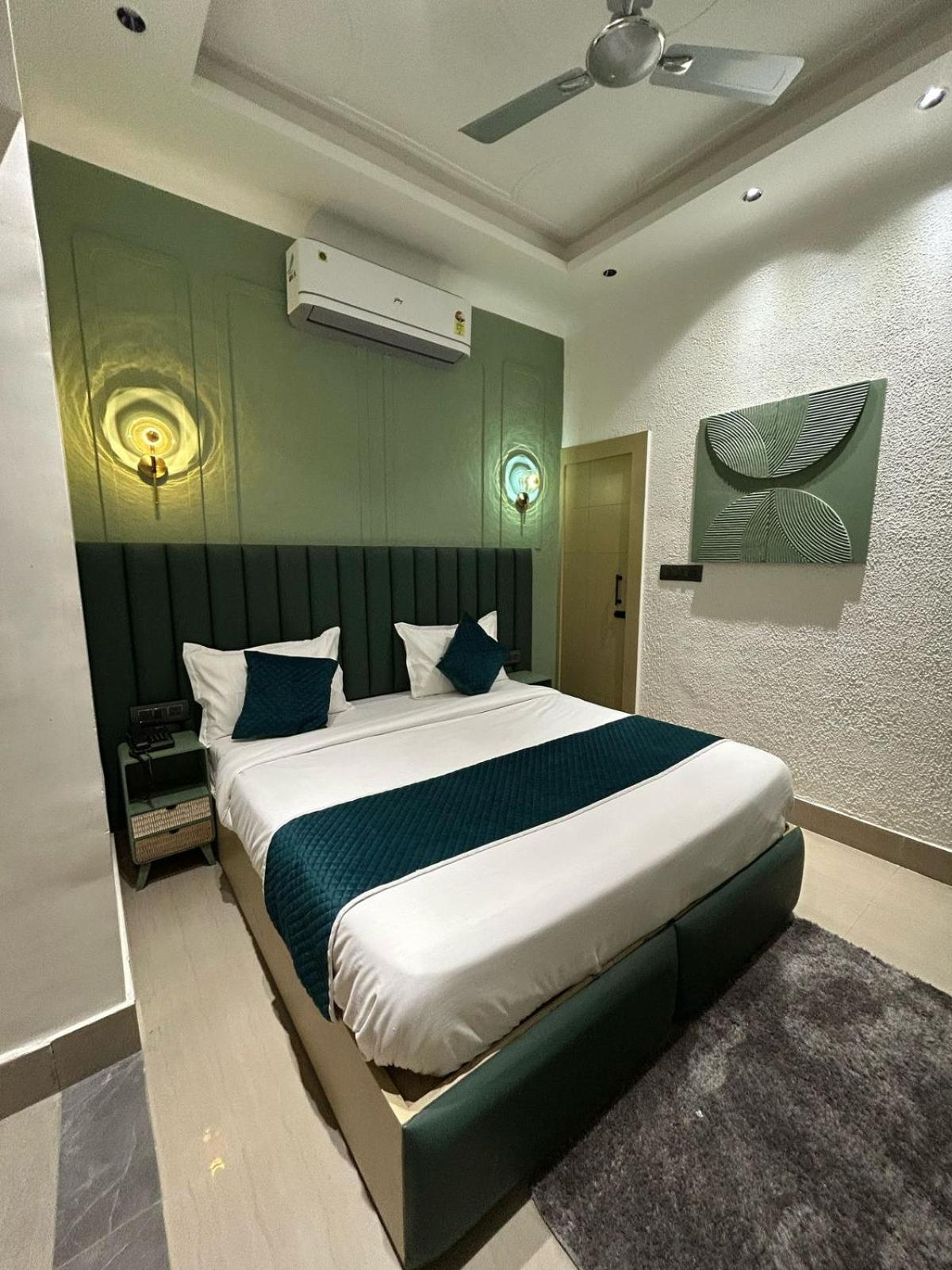 Divine Hotel Karnāl Buitenkant foto