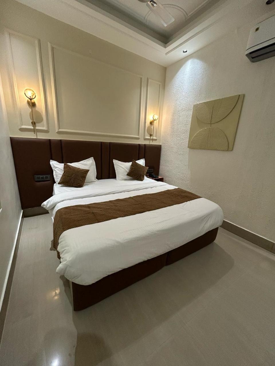 Divine Hotel Karnāl Buitenkant foto