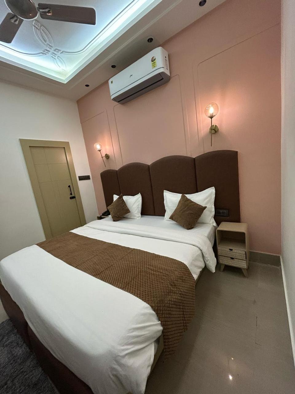 Divine Hotel Karnāl Buitenkant foto