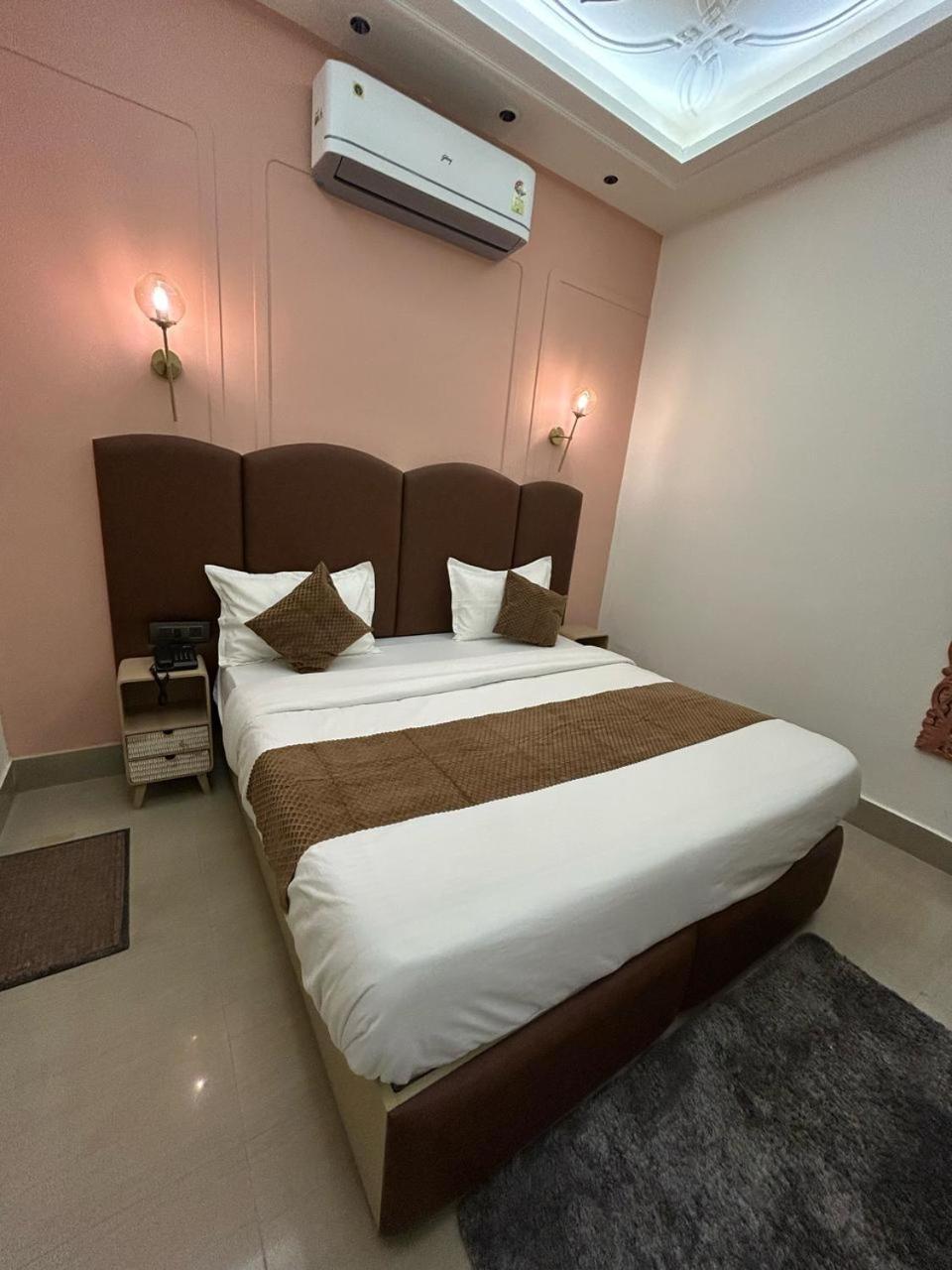 Divine Hotel Karnāl Buitenkant foto