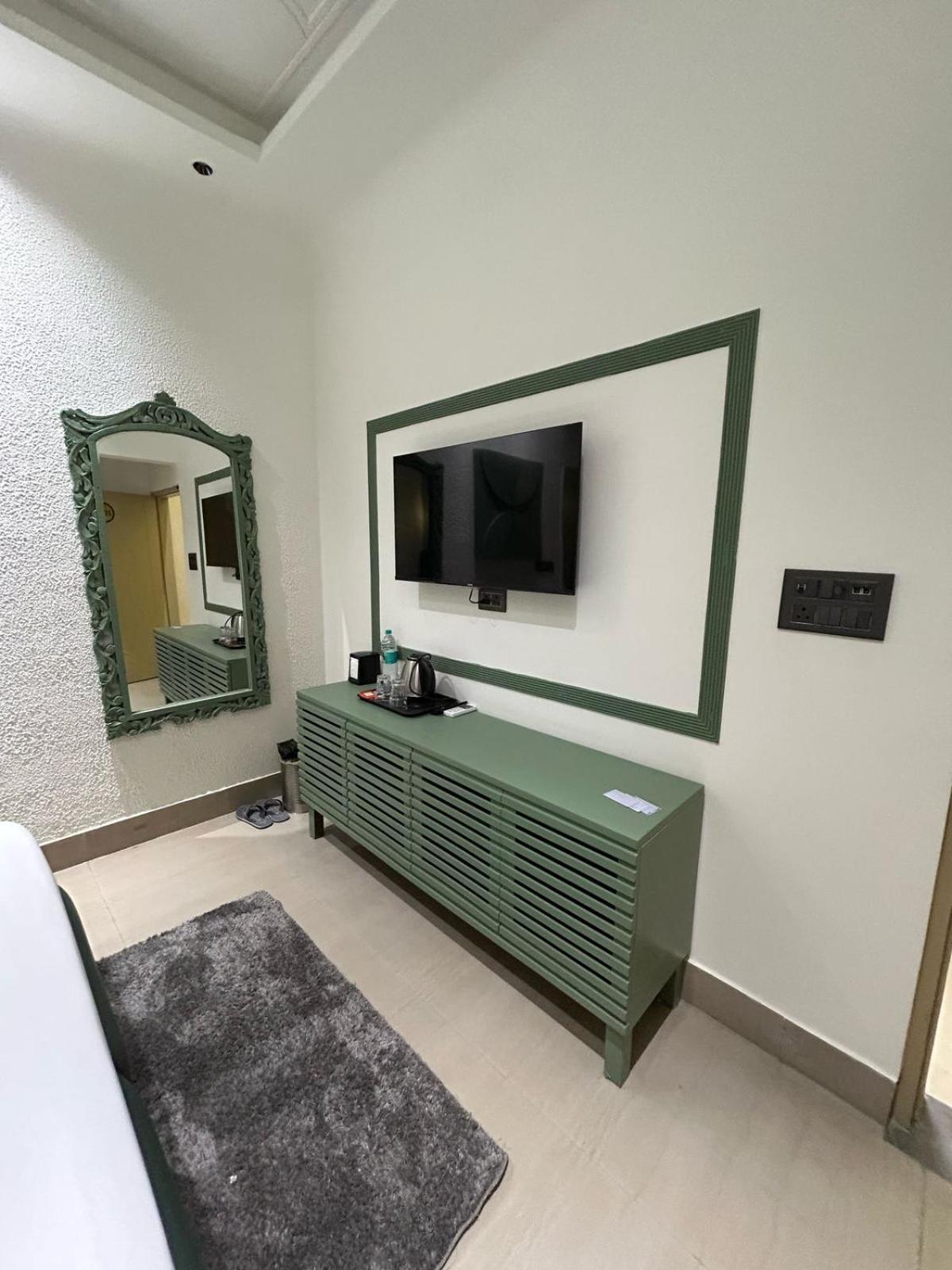 Divine Hotel Karnāl Buitenkant foto