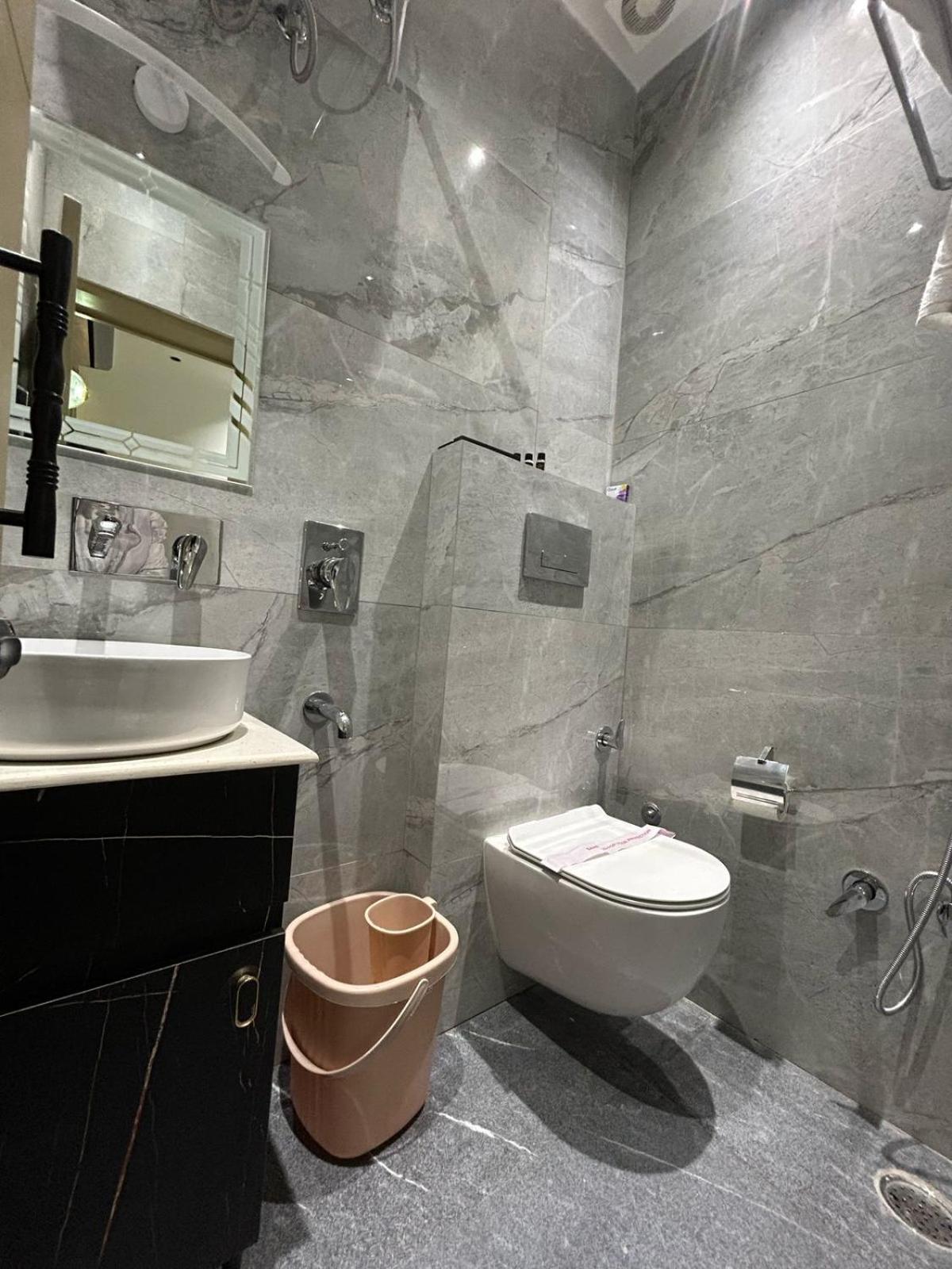 Divine Hotel Karnāl Buitenkant foto