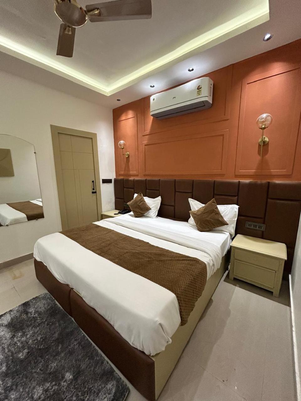 Divine Hotel Karnāl Buitenkant foto