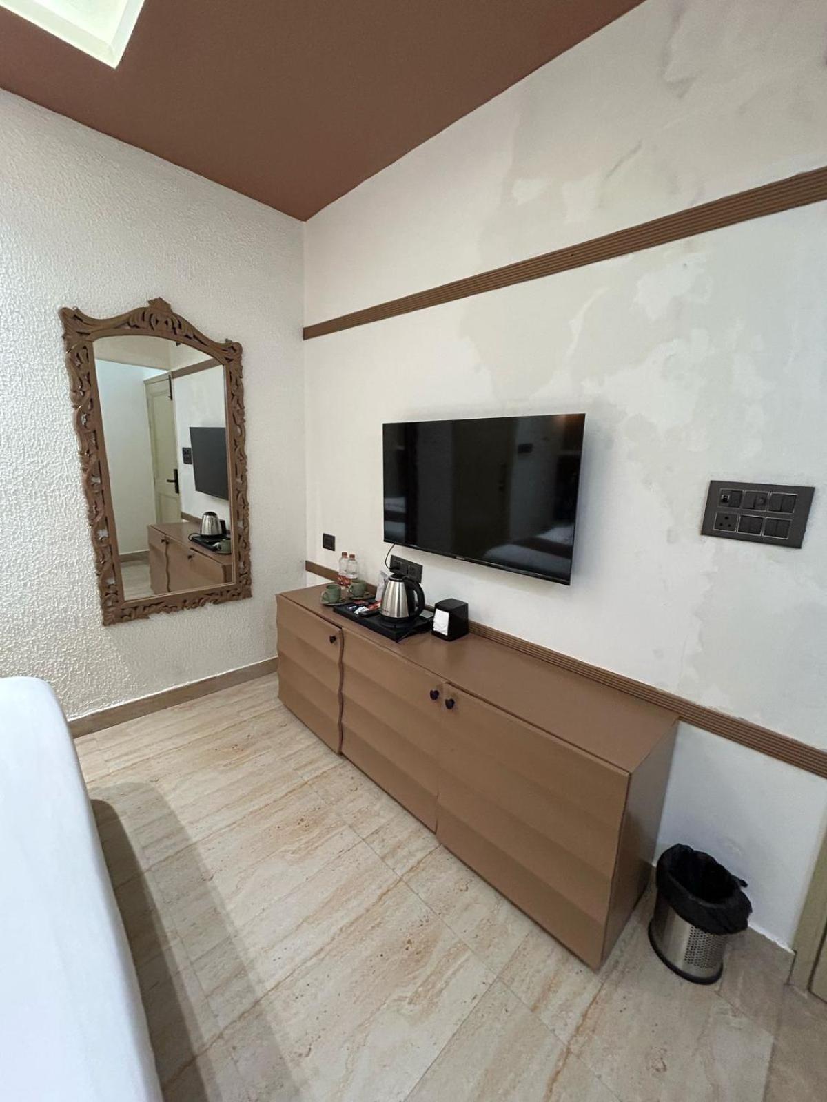 Divine Hotel Karnāl Buitenkant foto