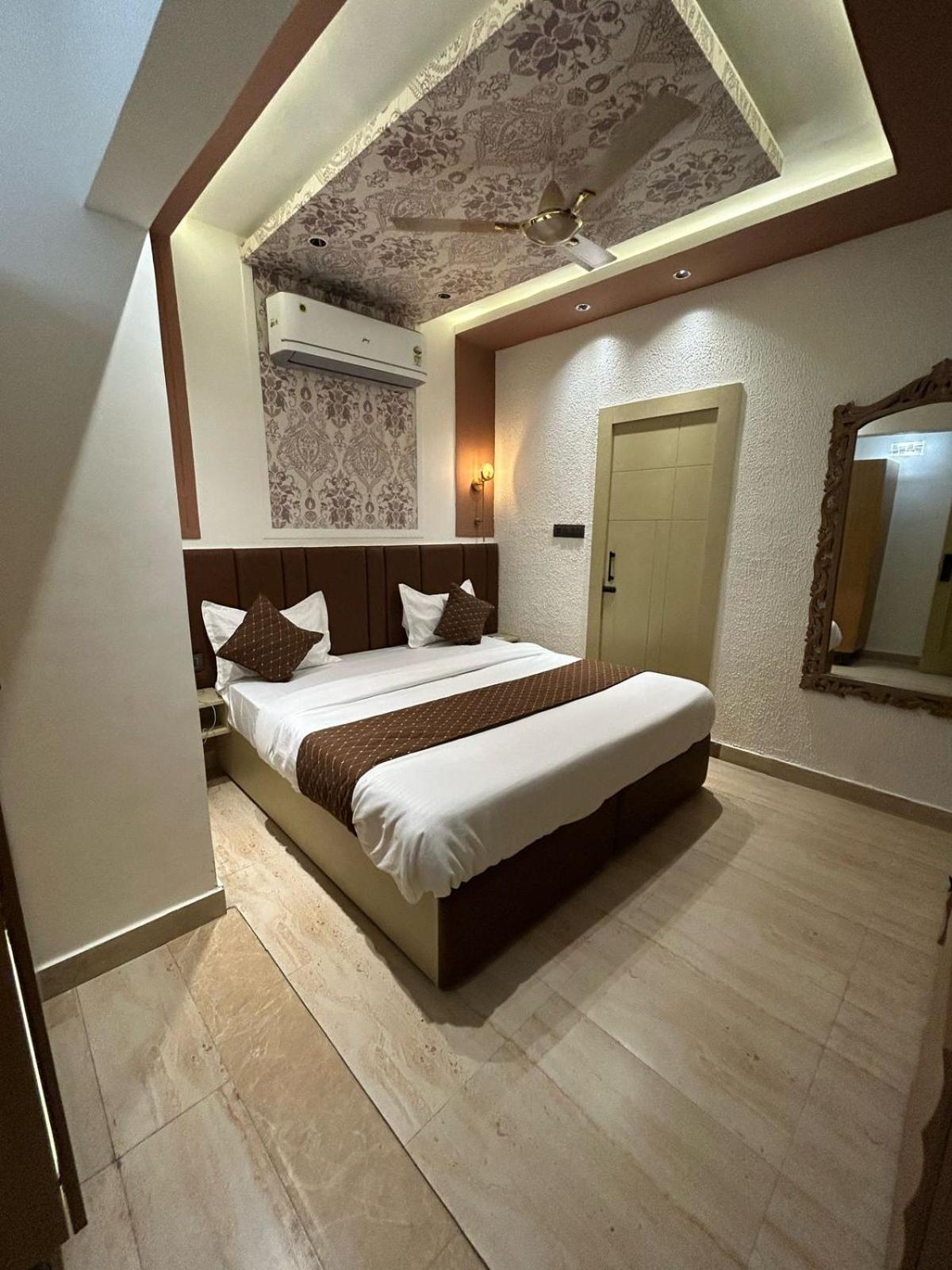 Divine Hotel Karnāl Buitenkant foto