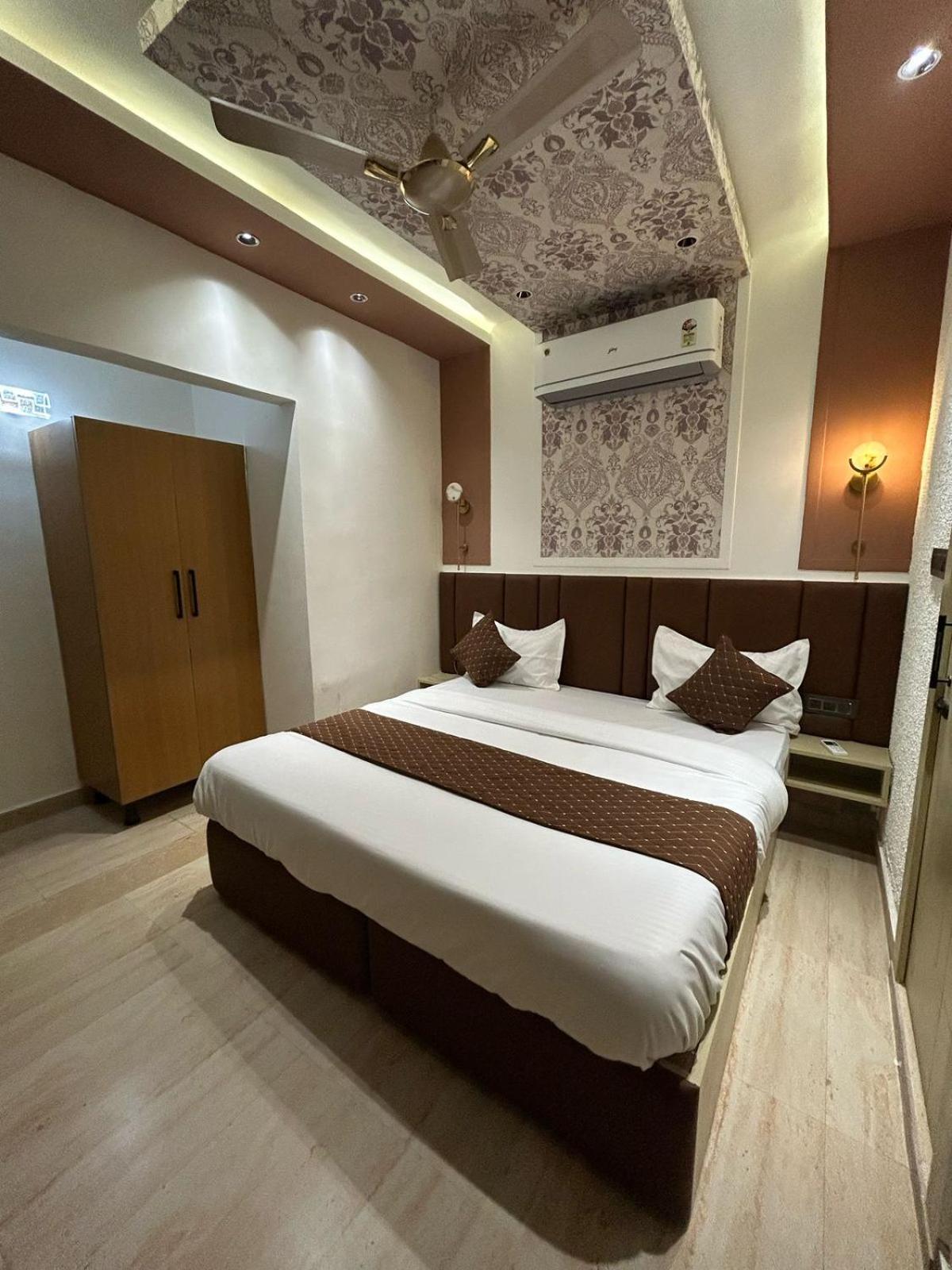 Divine Hotel Karnāl Buitenkant foto