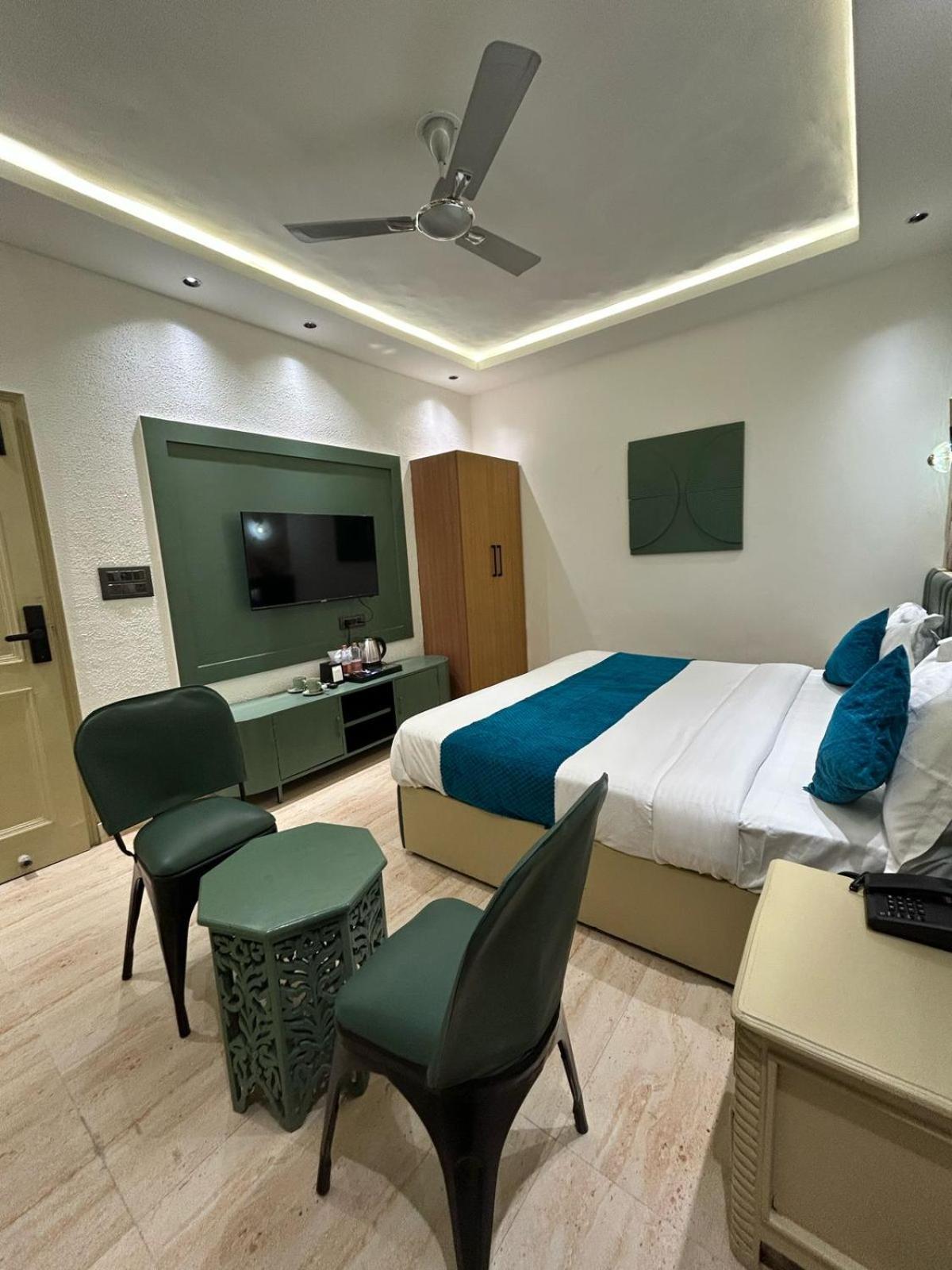 Divine Hotel Karnāl Buitenkant foto