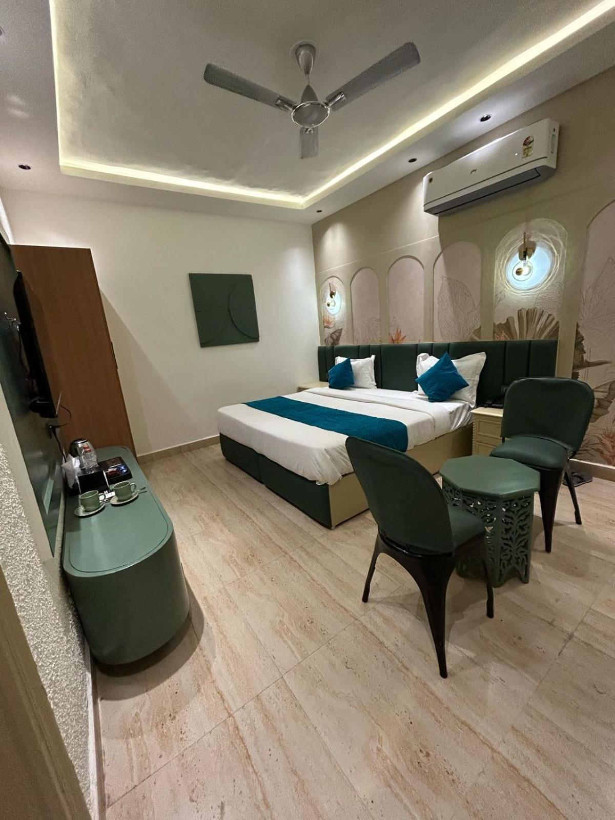 Divine Hotel Karnāl Buitenkant foto