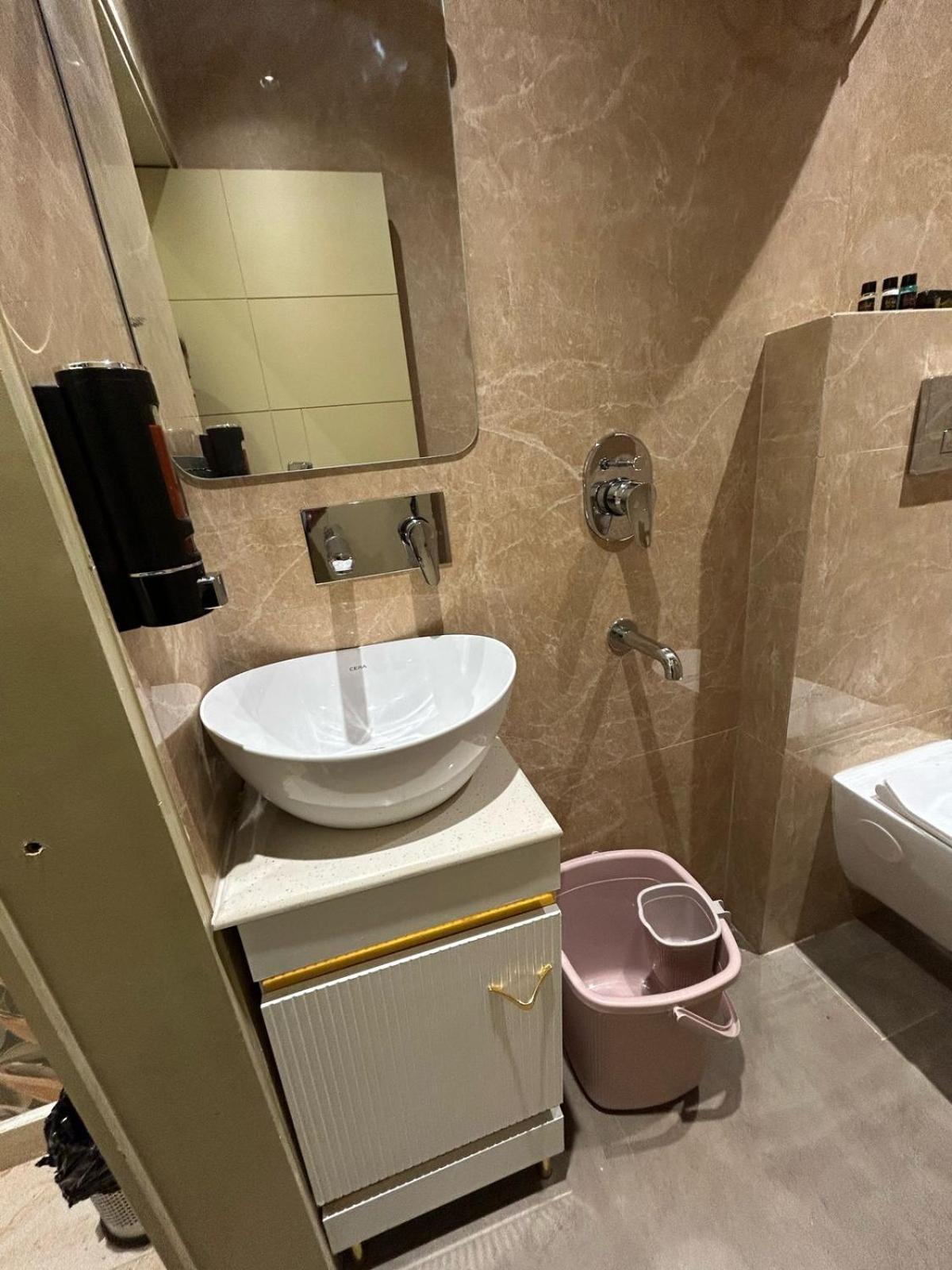 Divine Hotel Karnāl Buitenkant foto
