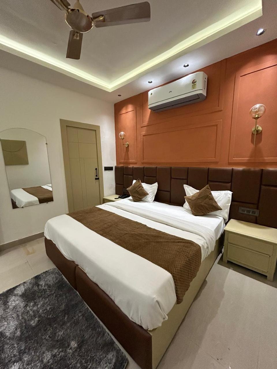 Divine Hotel Karnāl Buitenkant foto