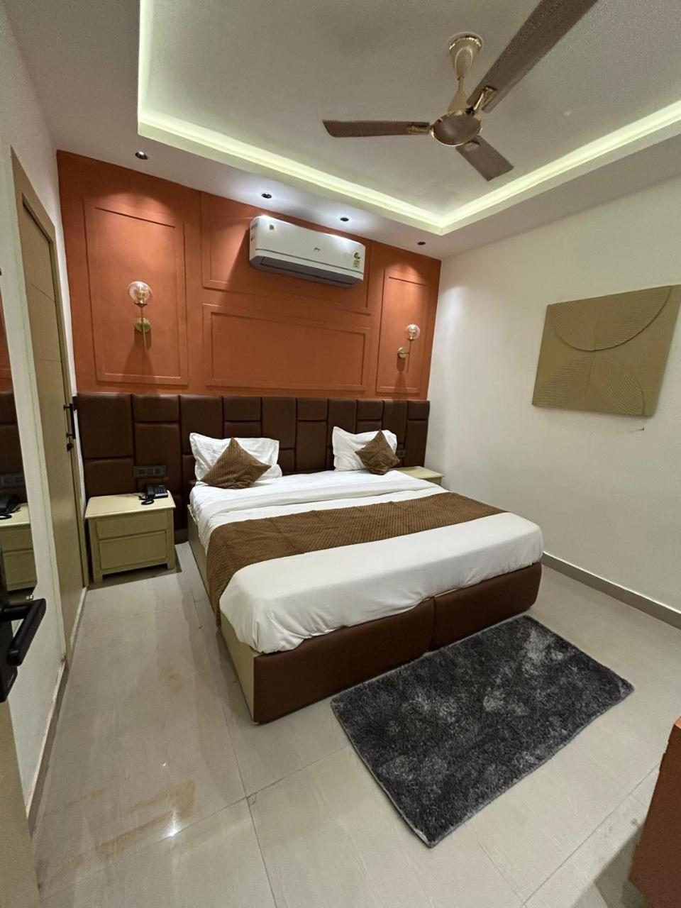 Divine Hotel Karnāl Buitenkant foto