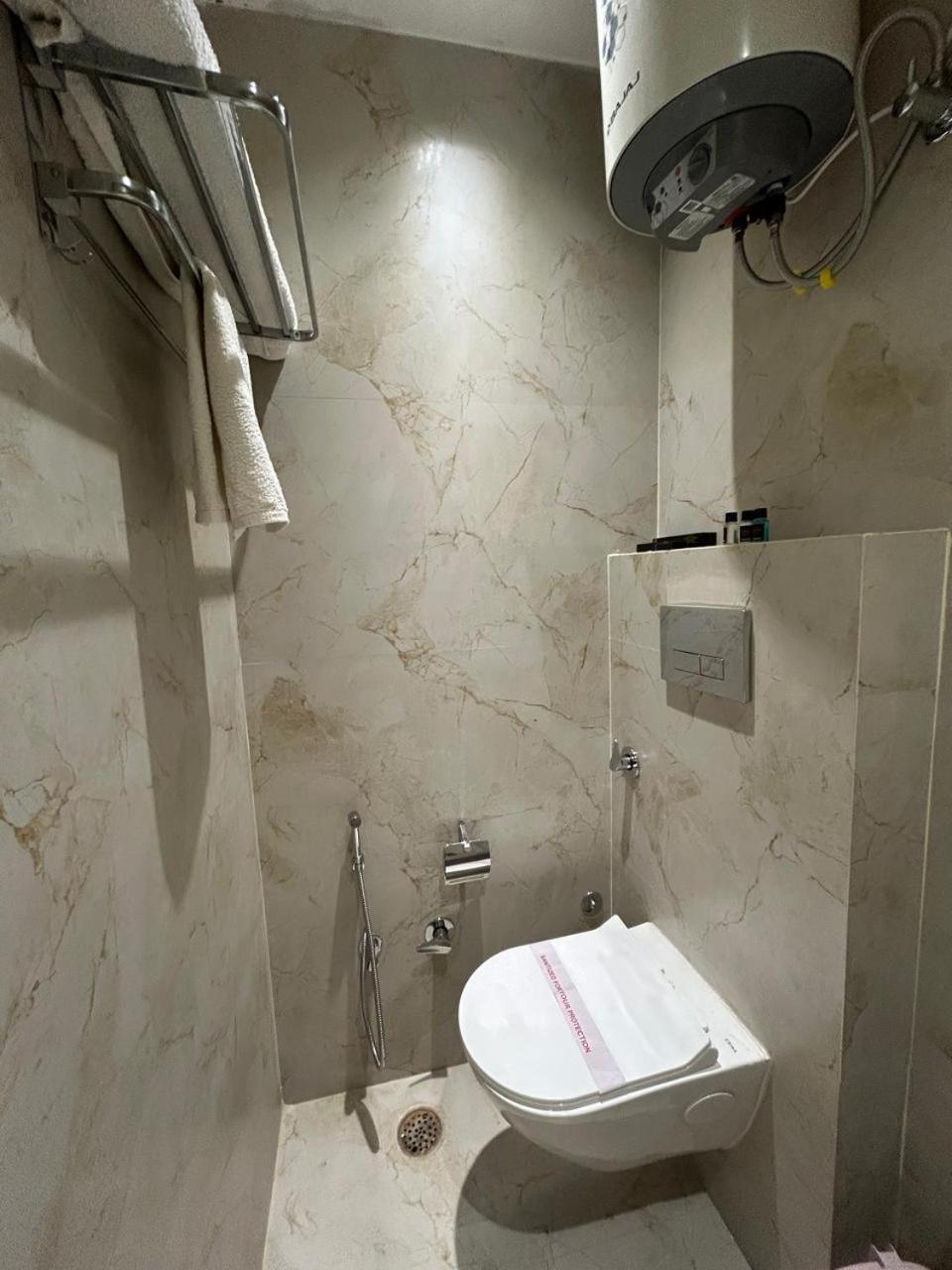 Divine Hotel Karnāl Buitenkant foto
