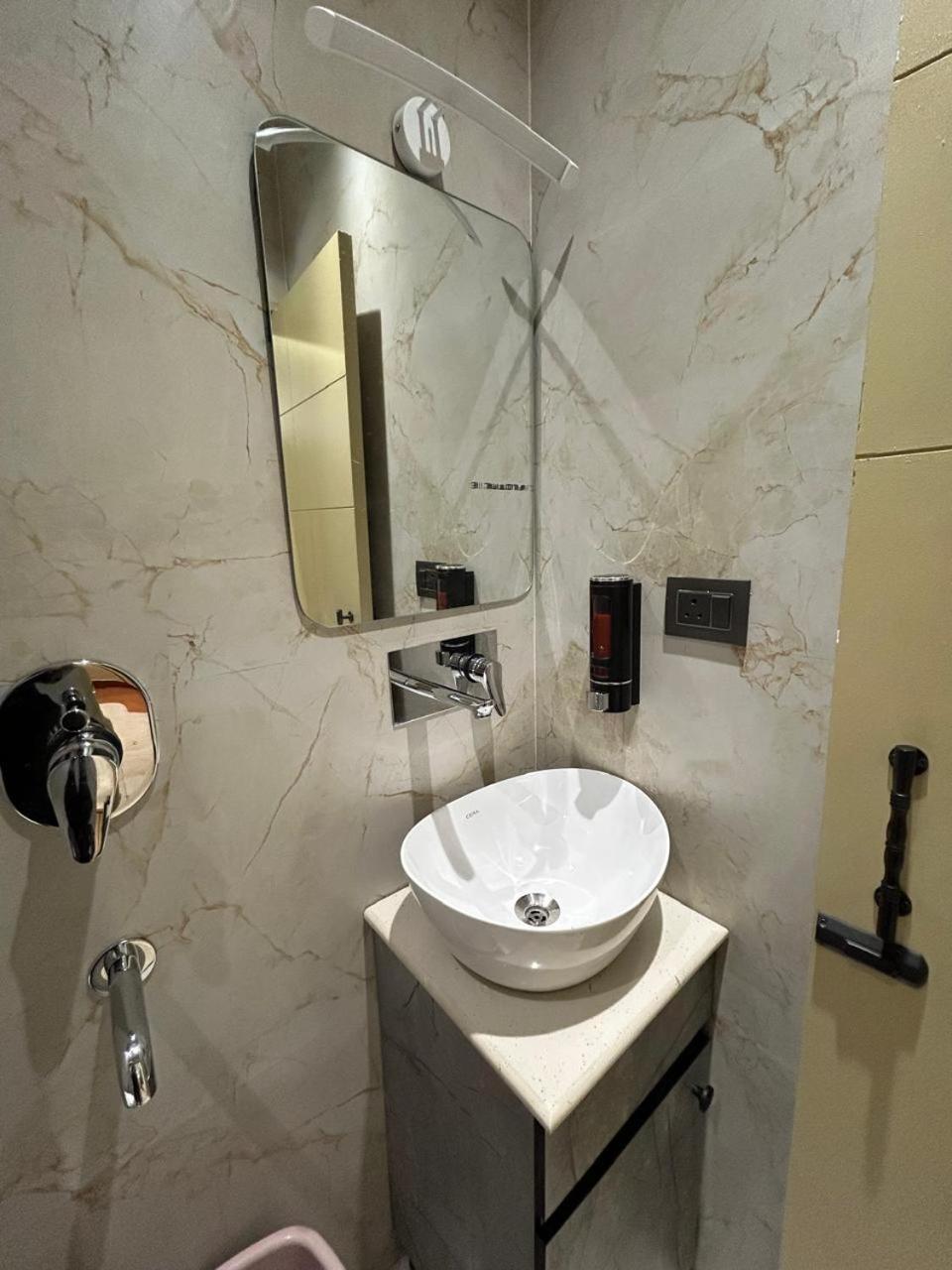 Divine Hotel Karnāl Buitenkant foto