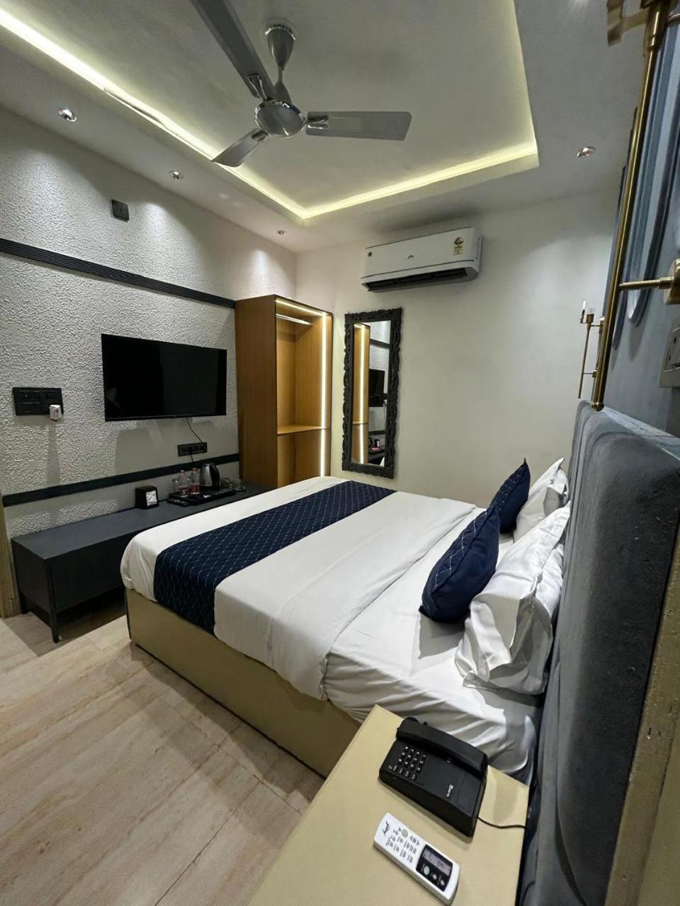 Divine Hotel Karnāl Buitenkant foto