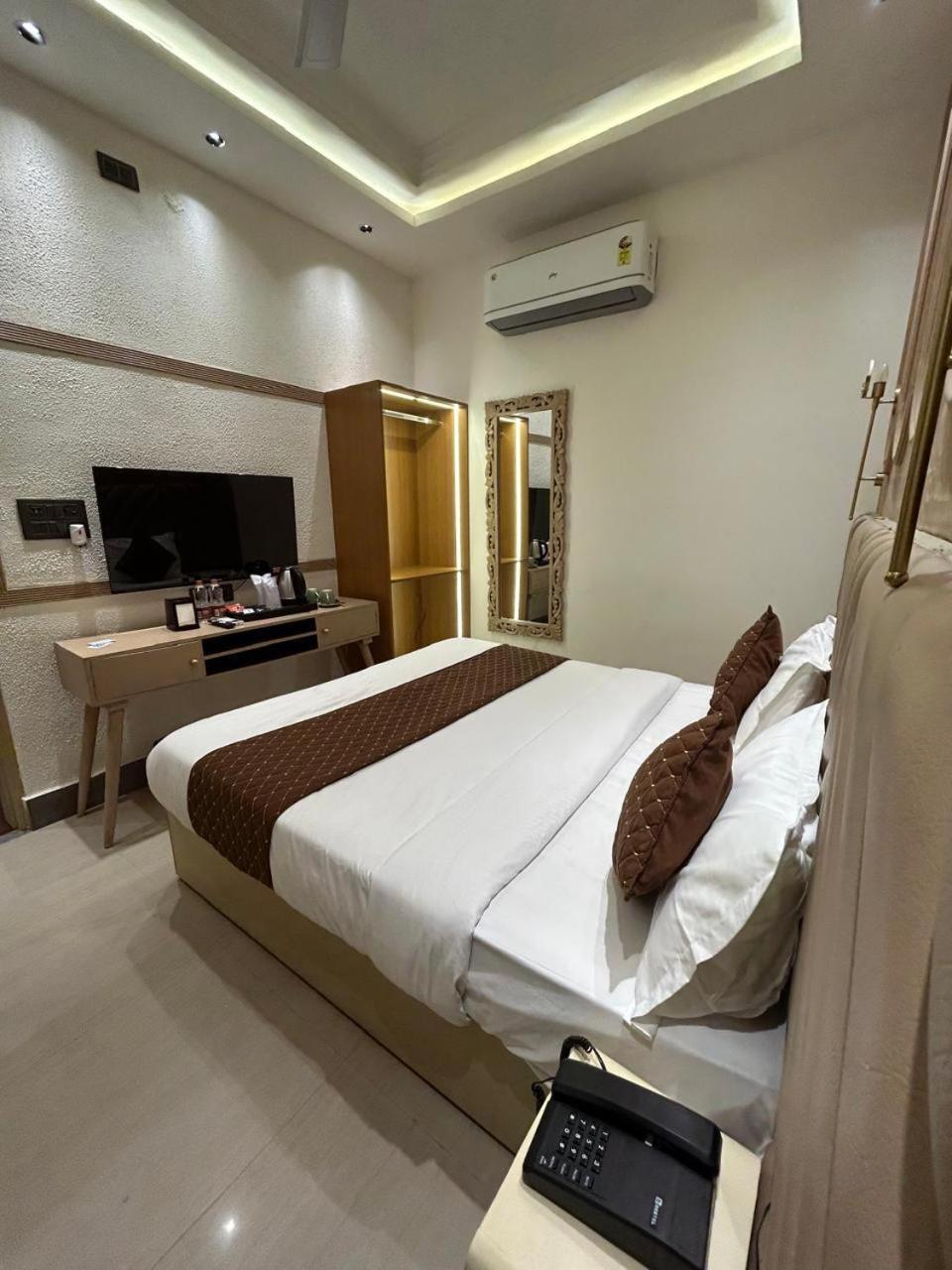 Divine Hotel Karnāl Buitenkant foto