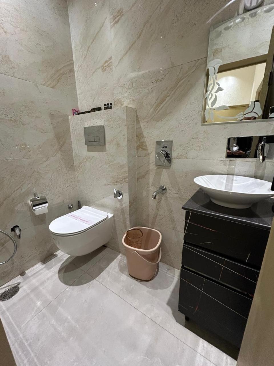Divine Hotel Karnāl Buitenkant foto