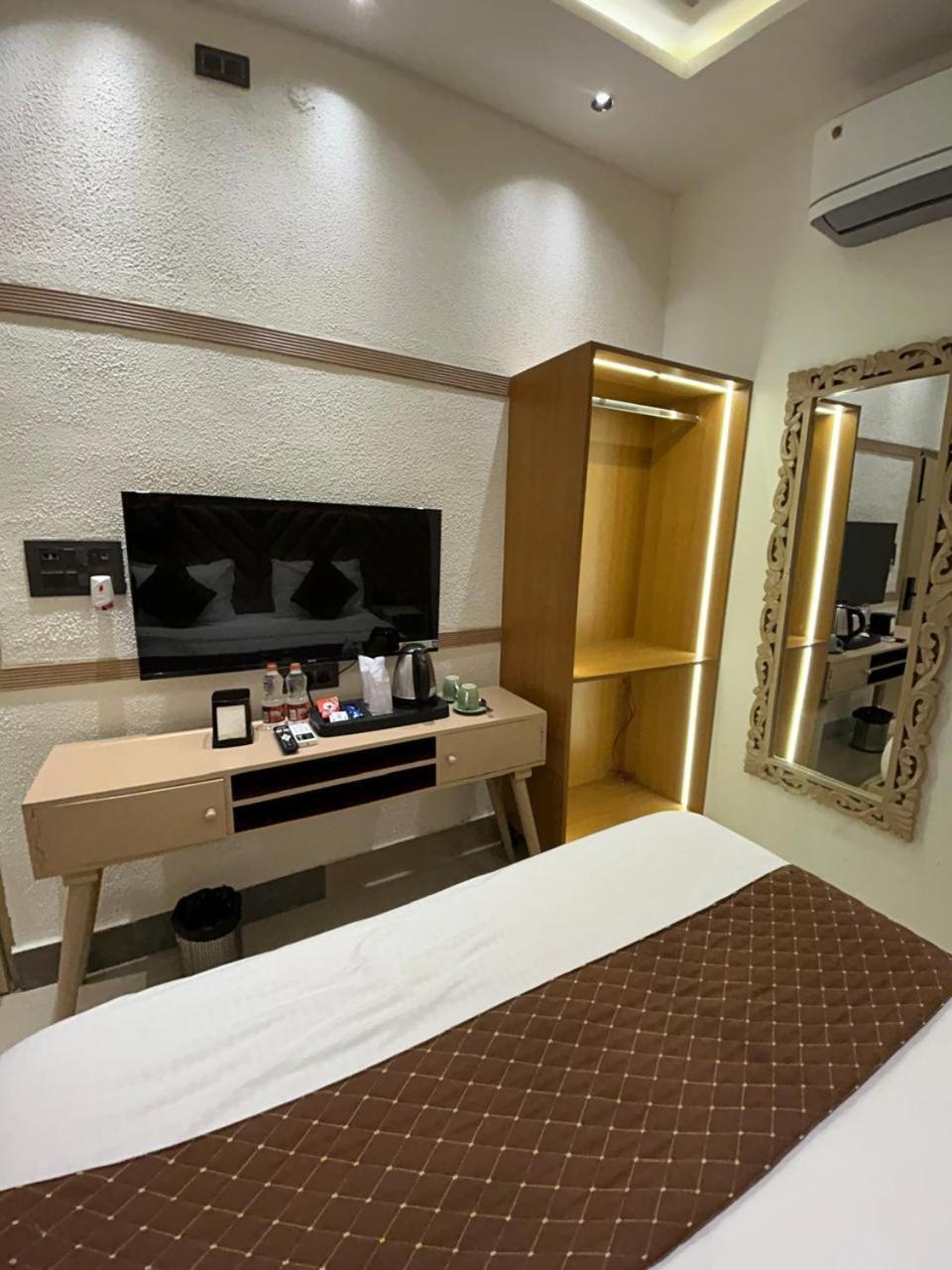 Divine Hotel Karnāl Buitenkant foto