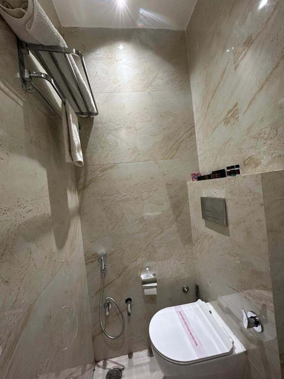 Divine Hotel Karnāl Buitenkant foto