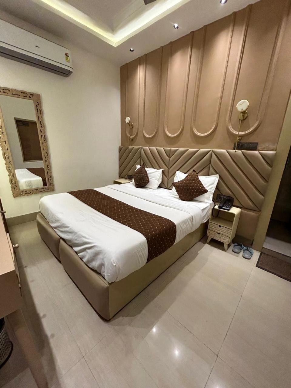 Divine Hotel Karnāl Buitenkant foto